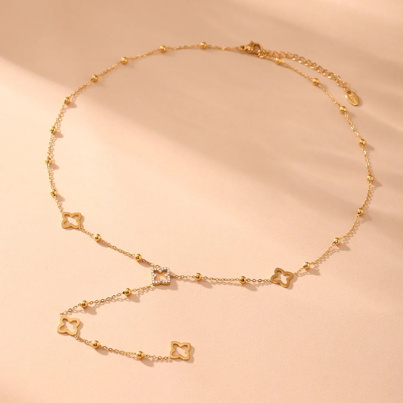 Lange Halskette mit vierblättrigem Kleeblatt-Anhänger und goldenem Zirkon