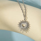 Collier motif soleil éclatant et cœur central argent