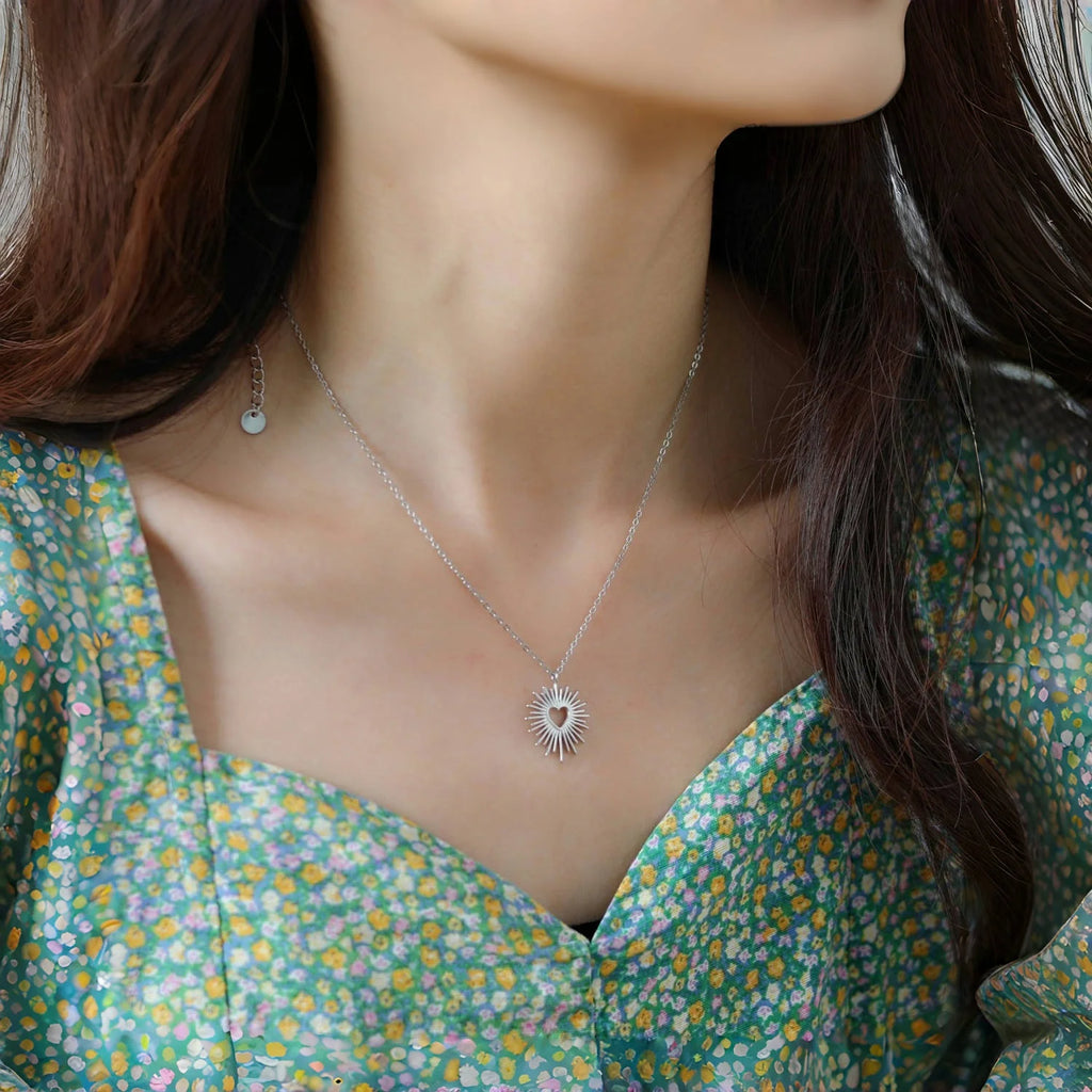 Collier motif soleil éclatant et cœur central argent