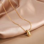 Feine Halskette mit Tropfenanhänger aus Gold