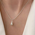 Feine silberfarbene Wassertropfen-Anhänger-Halskette