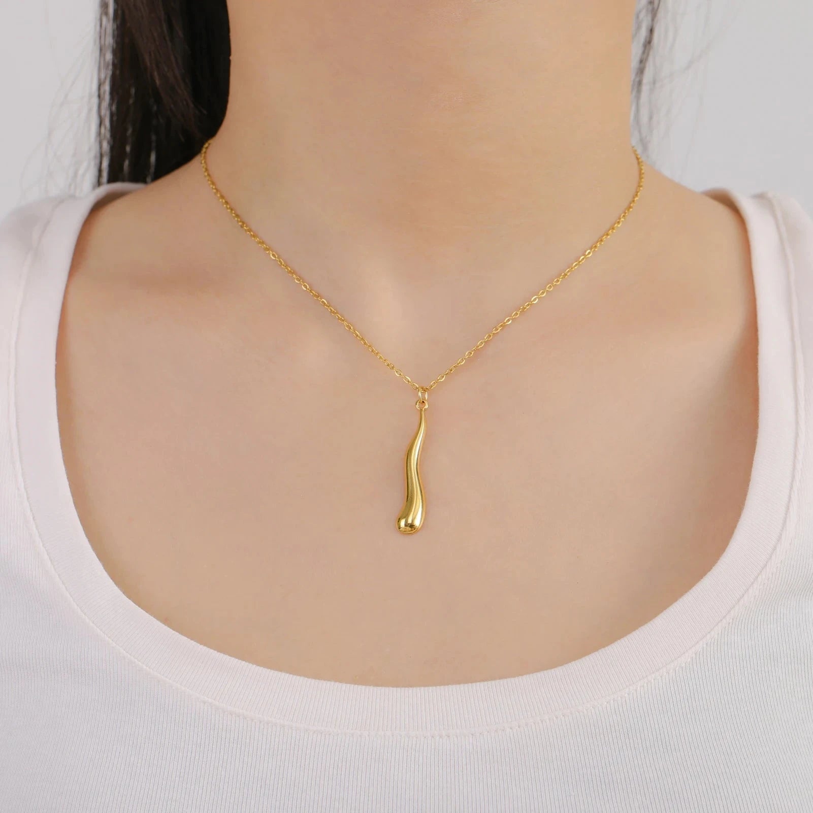 Asymmetrische Wassertropfen-Anhänger-Halskette Gold