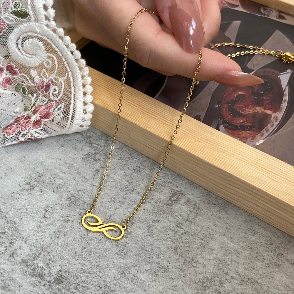 Halskette mit vergoldetem Unendlichkeit-Anhänger für Damen Gold