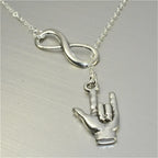 Unendlichkeit Anhänger Halskette und Hand