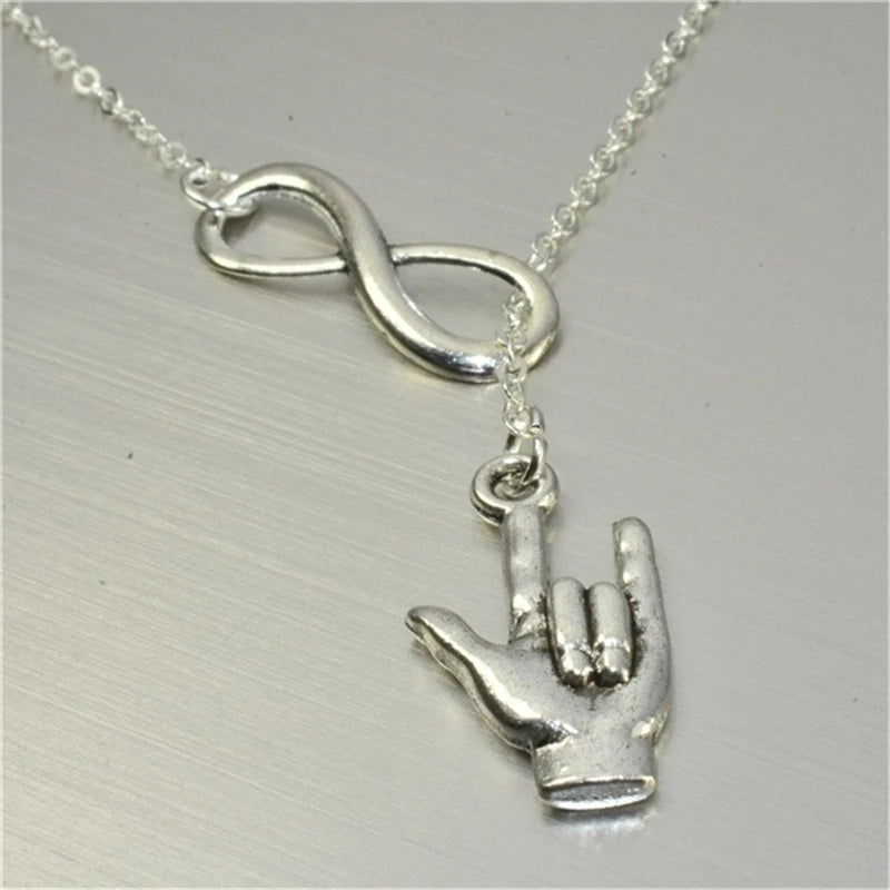 Unendlichkeit Anhänger Halskette und Hand