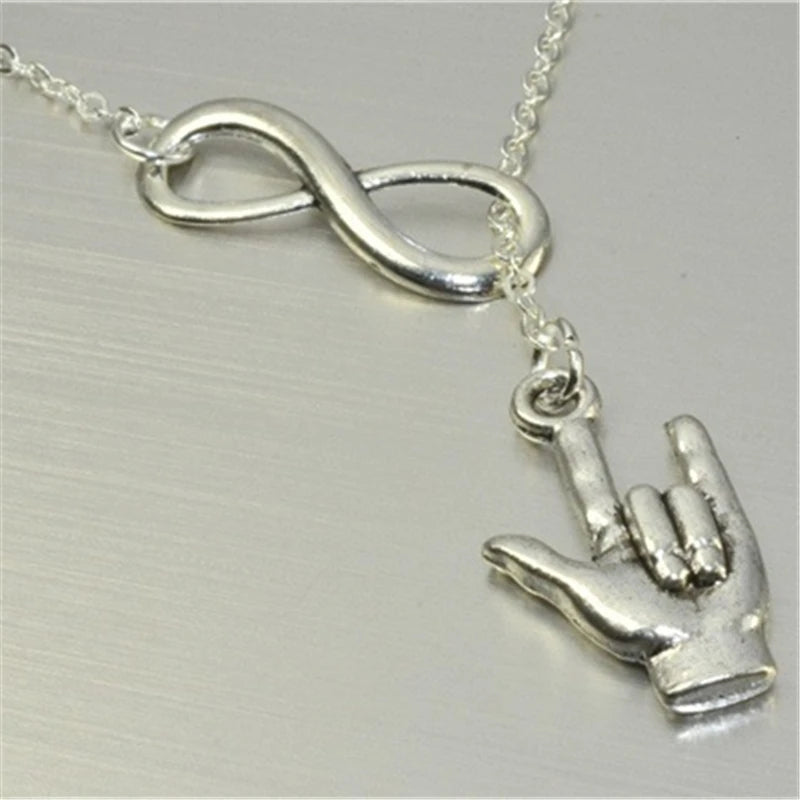 Unendlichkeit Anhänger Halskette und Hand