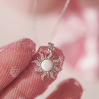 Halskette mit Sonnenanhänger und silberfarbenen Strasssteinen