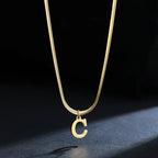 Damen-Choker-Halskette mit Initialen-Anhänger c