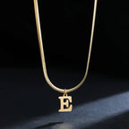 Damen-Choker-Halskette mit Initialen-Anhänger e