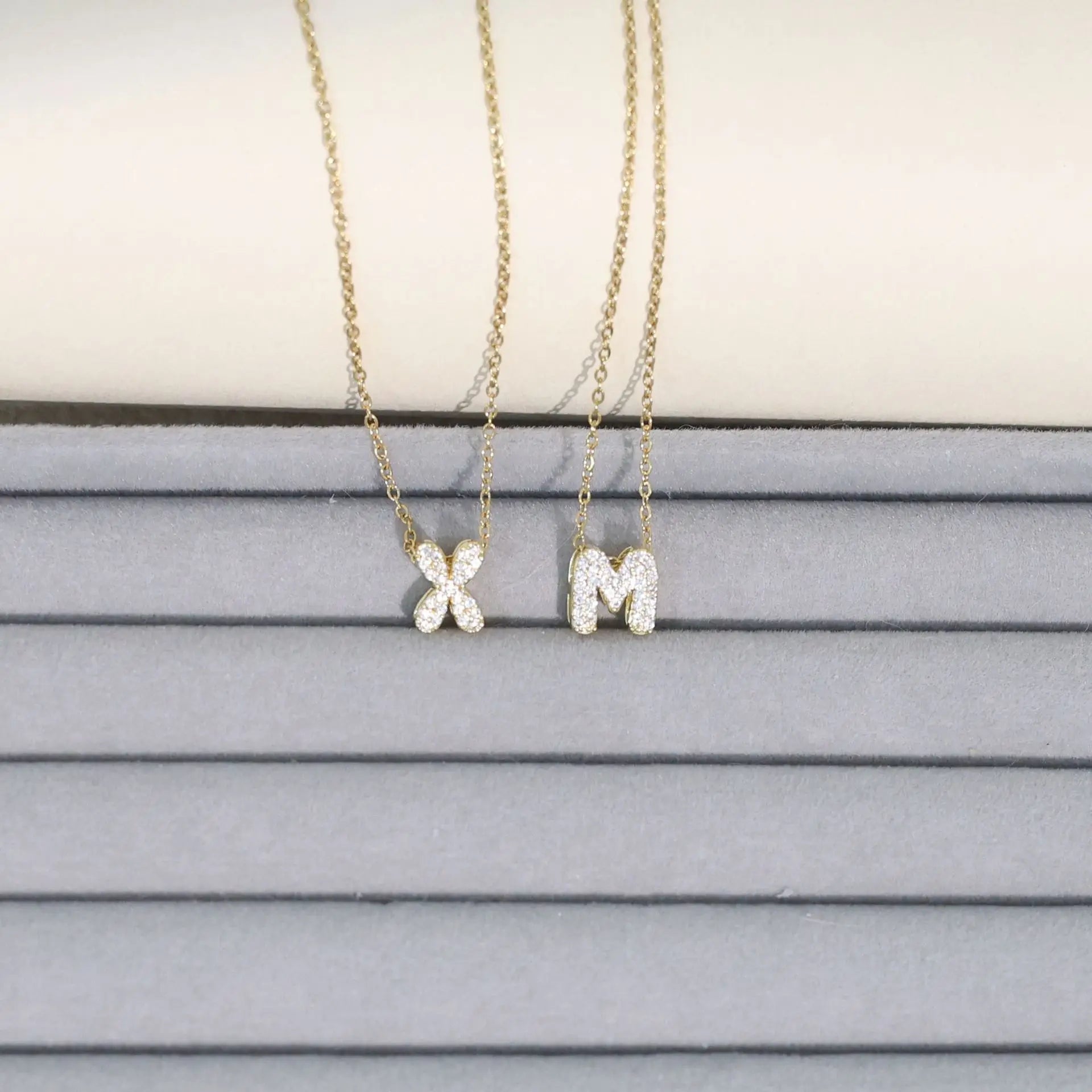 Damen-Choker mit minimalistischem Anhänger Initiale