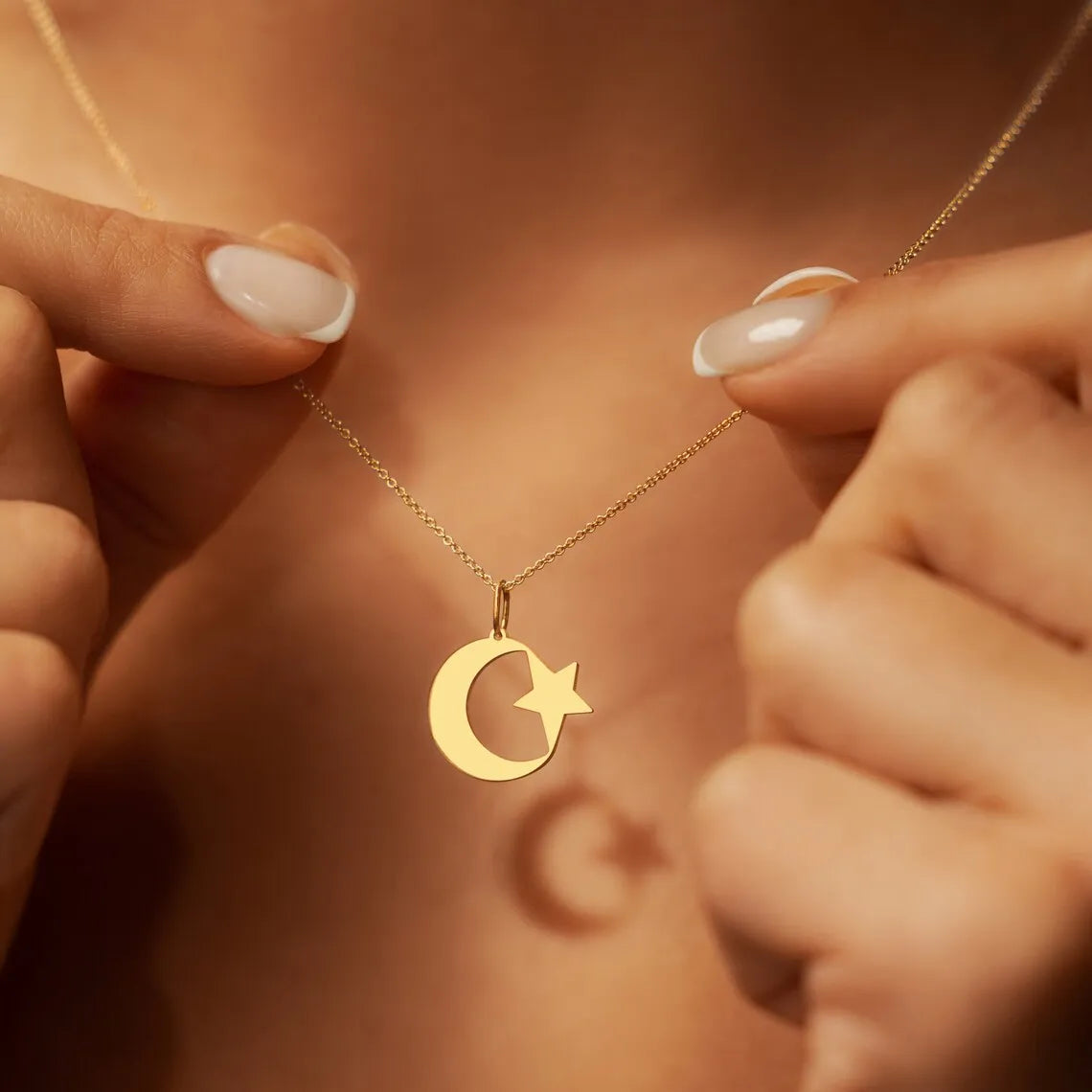 Halskette für Damen mit symbolischem Anhänger des Islams Halbmond und arabischem Stern in Gold