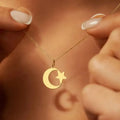 Halskette für Damen mit symbolischem Anhänger des Islams Halbmond und arabischem Stern in Gold