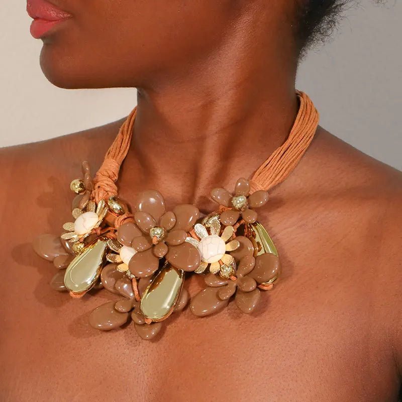 Choker mit elegantem Blumenanhänger