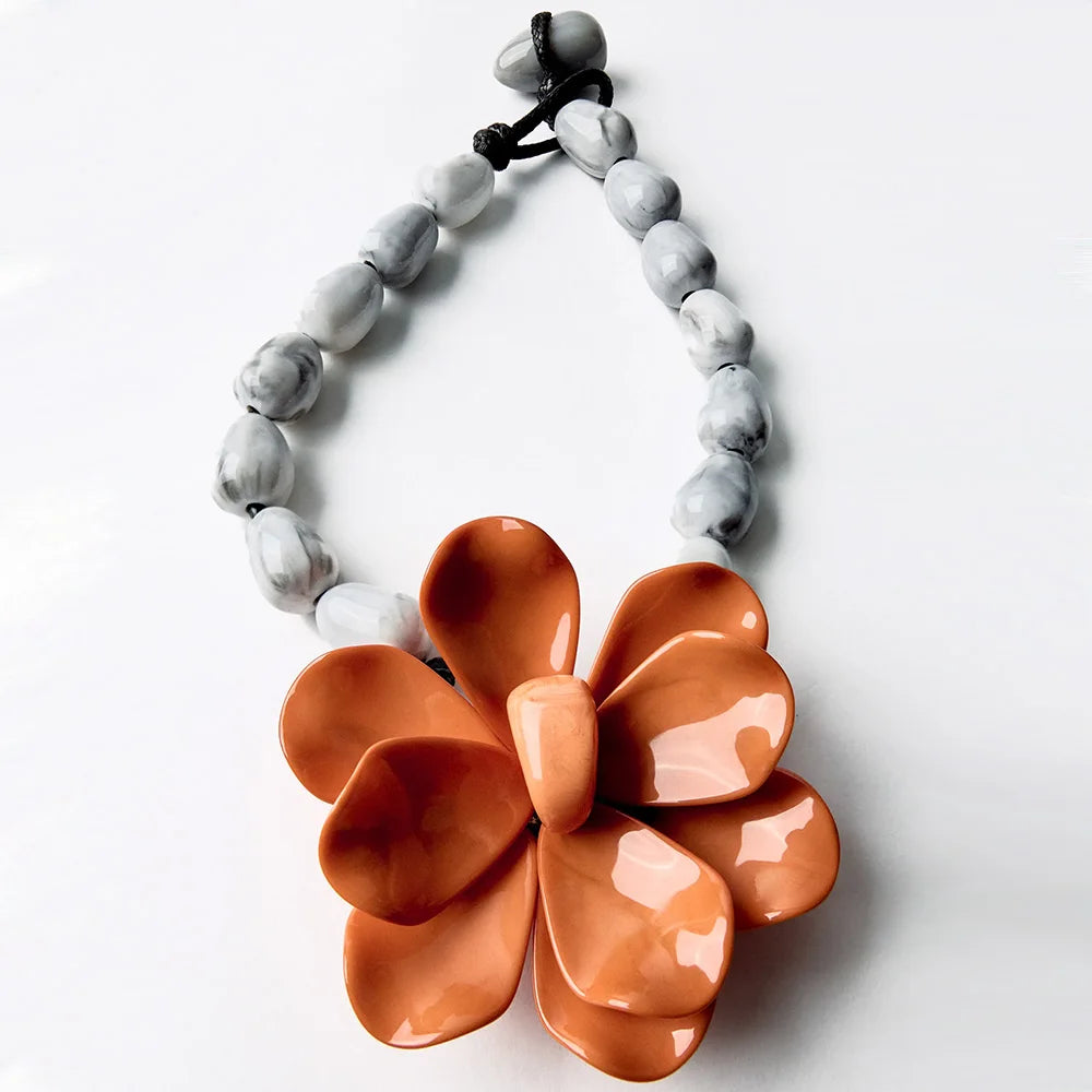Choker mit großem orangefarbenem Blumenanhänger