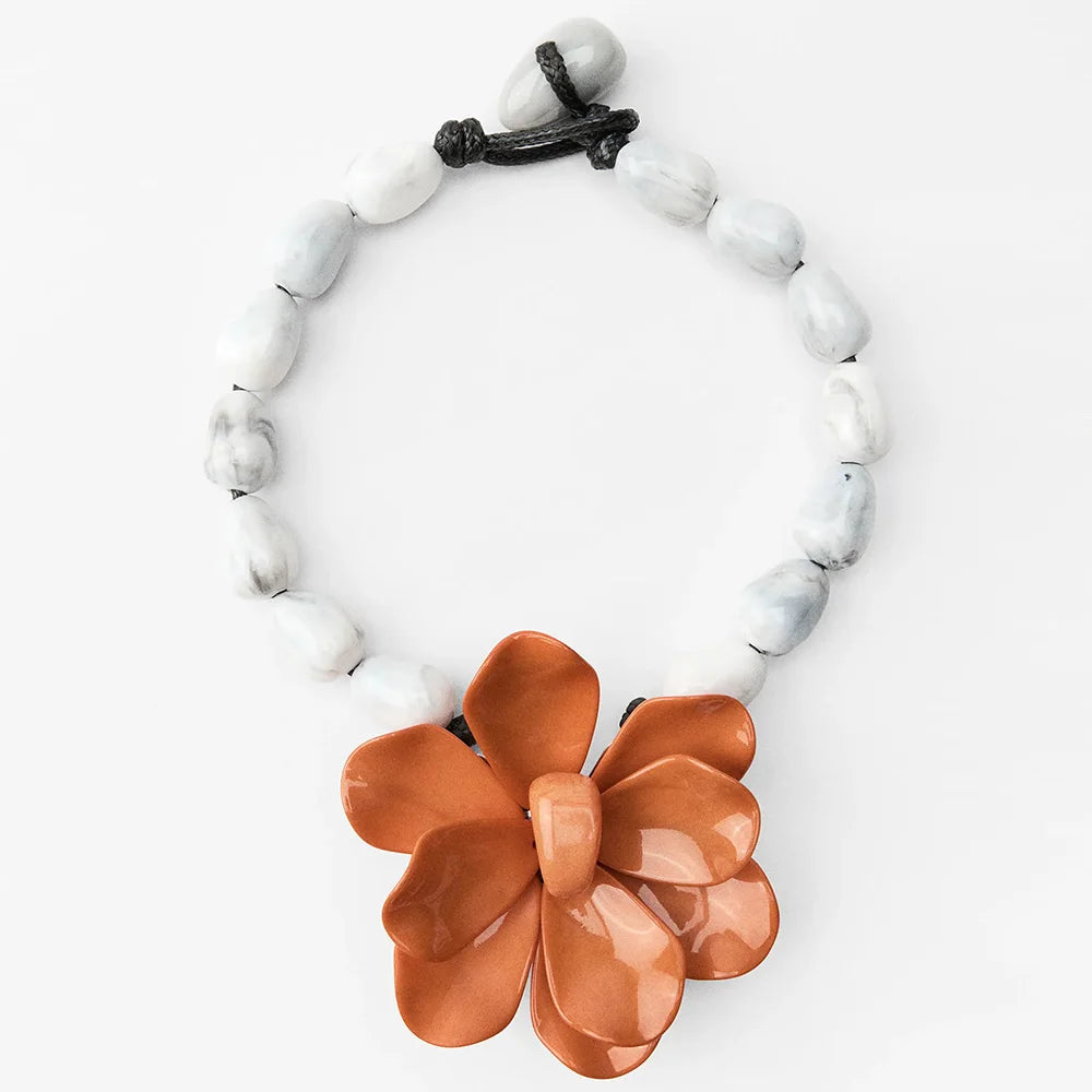 Choker mit großem orangefarbenem Blumenanhänger