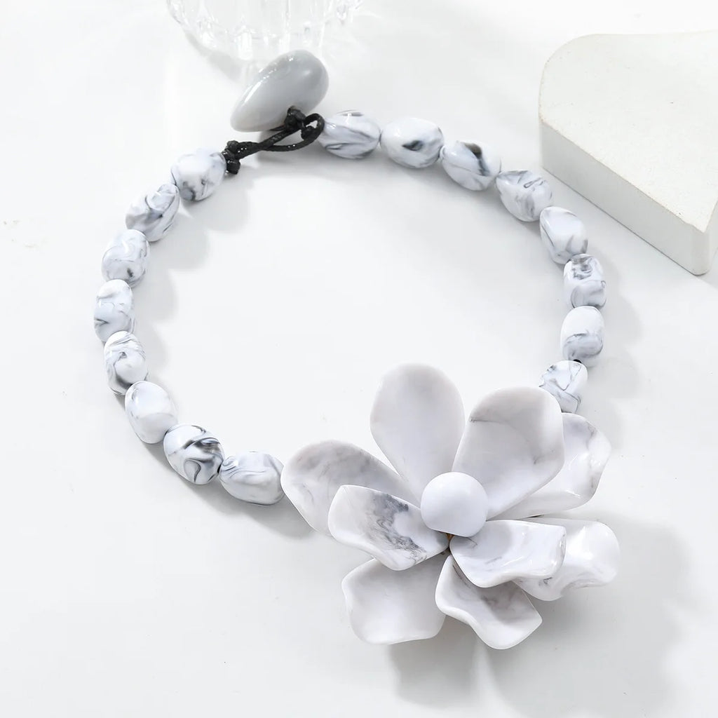 Choker mit großem weißem Blumenanhänger