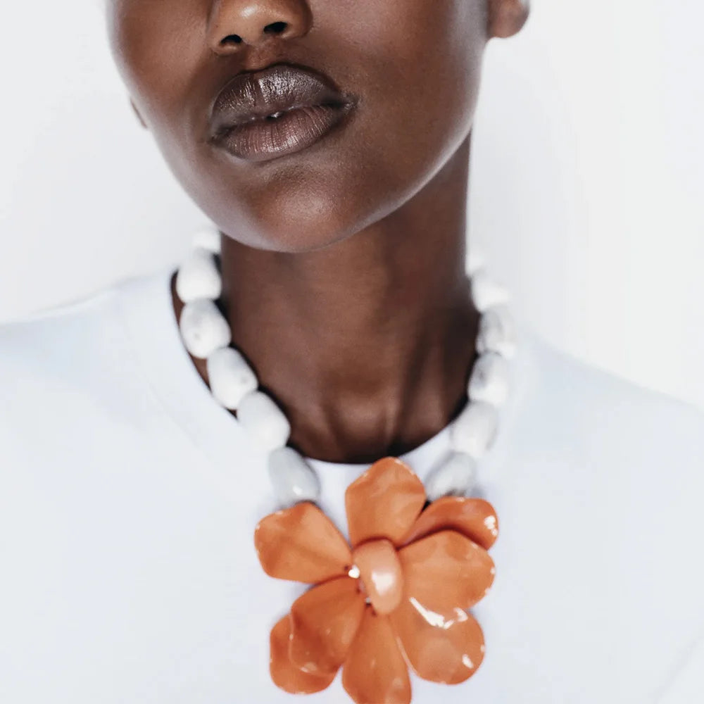 Choker mit großem orangefarbenem Blumenanhänger