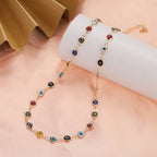 Birden fazla çok renkli, nötr tonlarda nazar boncuğu uçlu choker kolye