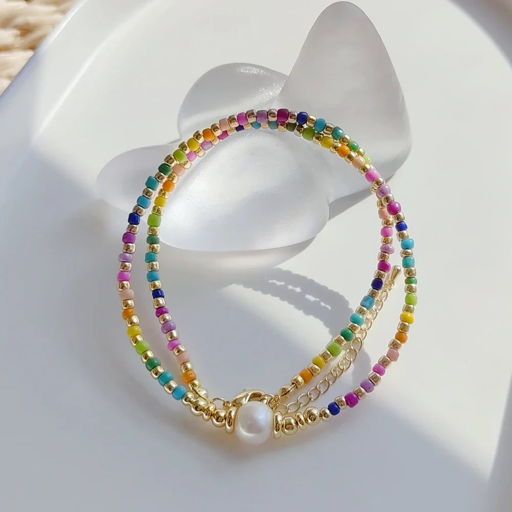 Halskette mit eng anliegendem Halsband und Regenbogenanhänger und Perlen