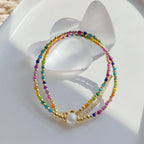 Halskette mit eng anliegendem Halsband und Regenbogenanhänger und Perlen