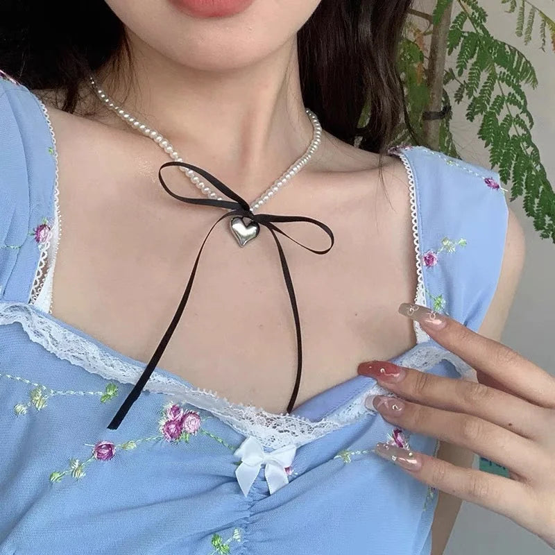 Choker mit Herzanhänger und schwarzen Perlen