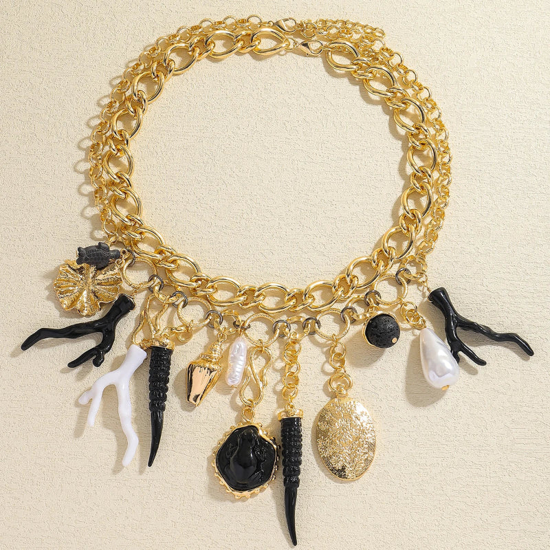 Choker mit Anhängern aus Korallen und Muscheln