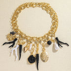 Choker mit Anhängern aus Korallen und Muscheln