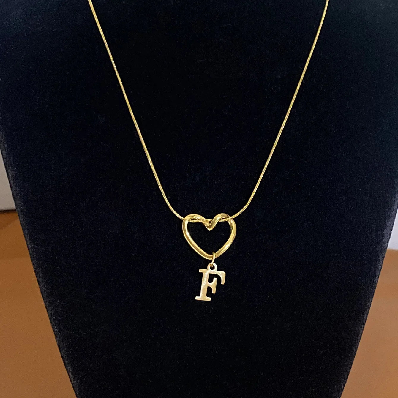 Choker-Halskette mit Initial- und Herzanhänger - Buchstabe 