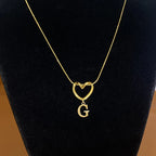 Choker-Halskette mit Initial- und Herzanhänger - Buchstabe 
