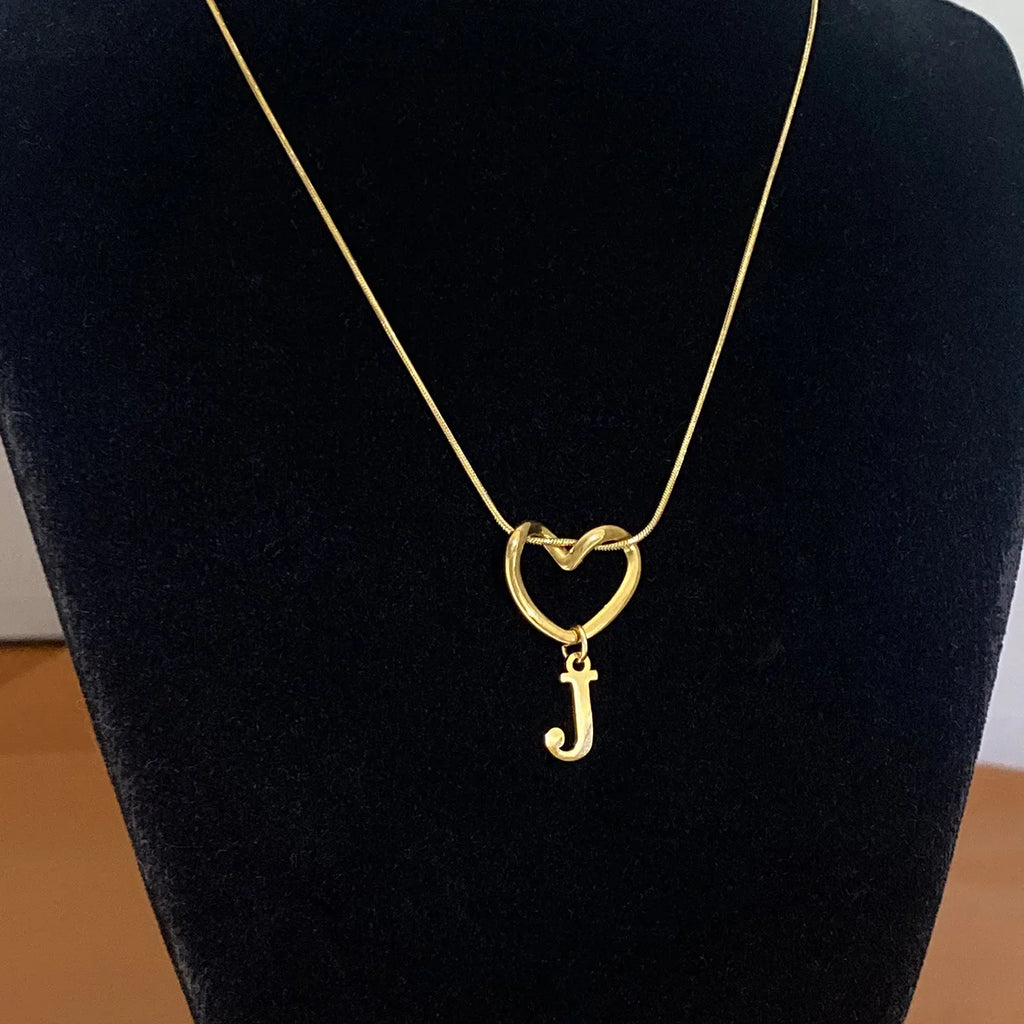Choker-Halskette mit Initial- und Herzanhänger - Buchstabe 