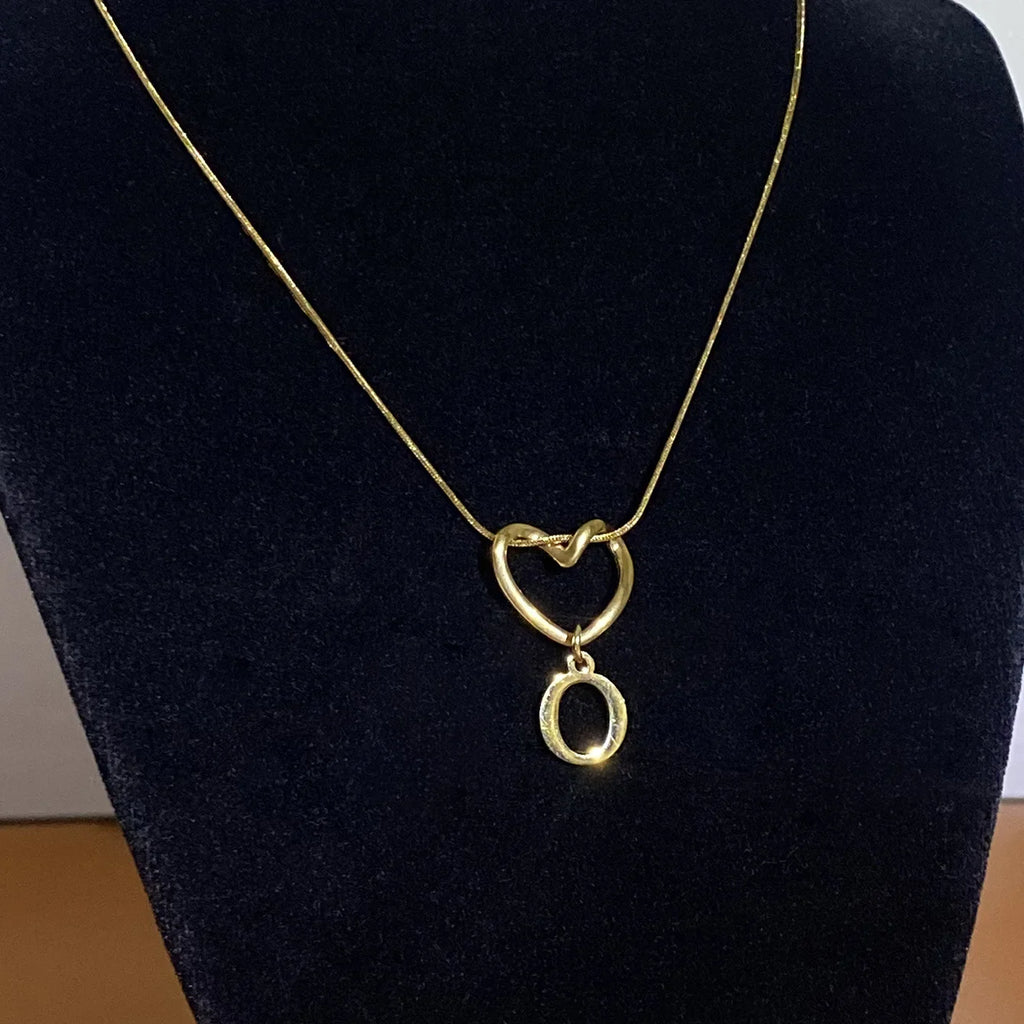 Choker-Halskette mit Initial- und Herzanhänger - Buchstabe 