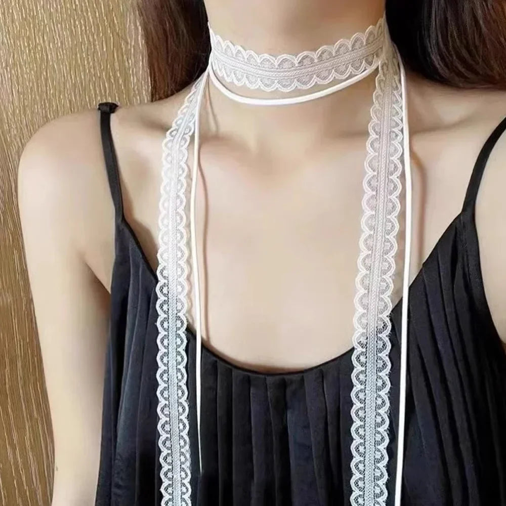 Choker-Halskette mit weißem Schleifenanhänger