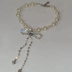 Halskette mit Anhänger in Form einer Strass-Fliege
