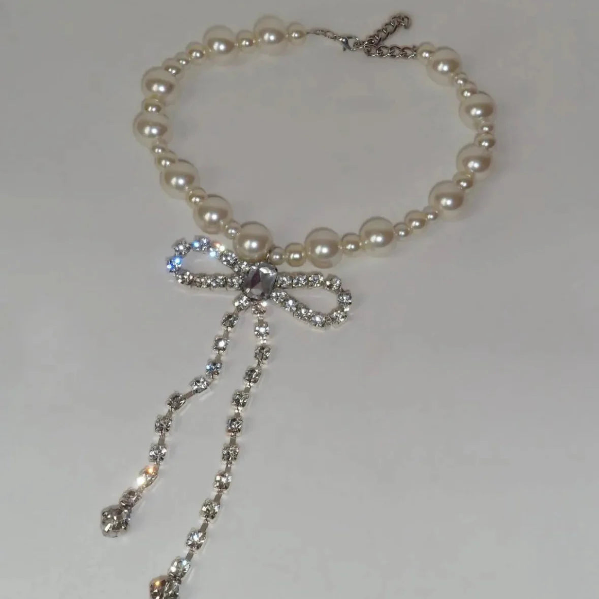 Halskette mit Anhänger in Form einer Strass-Fliege