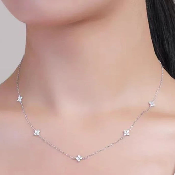 Choker-Halskette mit funkelnden Kleeblüten-Anhängern Silber