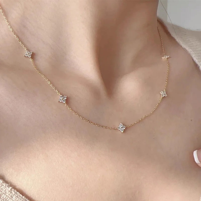 Choker-Halskette mit funkelnden Kleeblüten-Anhängern Gold