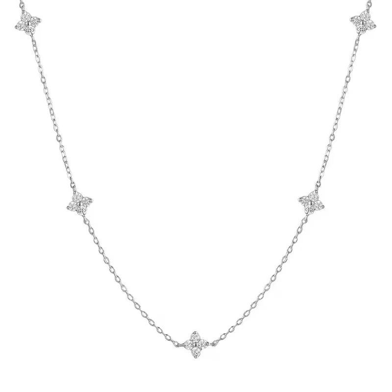 Choker-Halskette mit funkelnden Kleeblüten-Anhängern