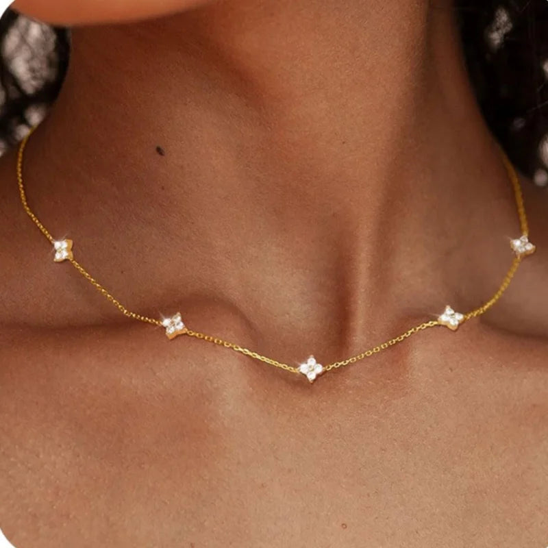 Choker-Halskette mit funkelnden Kleeblüten-Anhängern Gold
