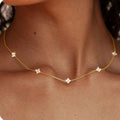 Choker-Halskette mit funkelnden Kleeblüten-Anhängern Gold