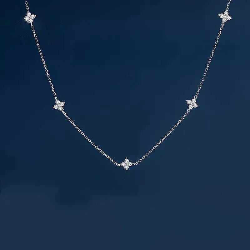 Choker-Halskette mit funkelnden Kleeblüten-Anhängern Silber