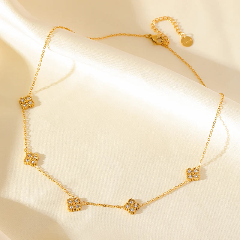 Choker mit Anhängern in Form eines vierblättrigen Kleeblatts