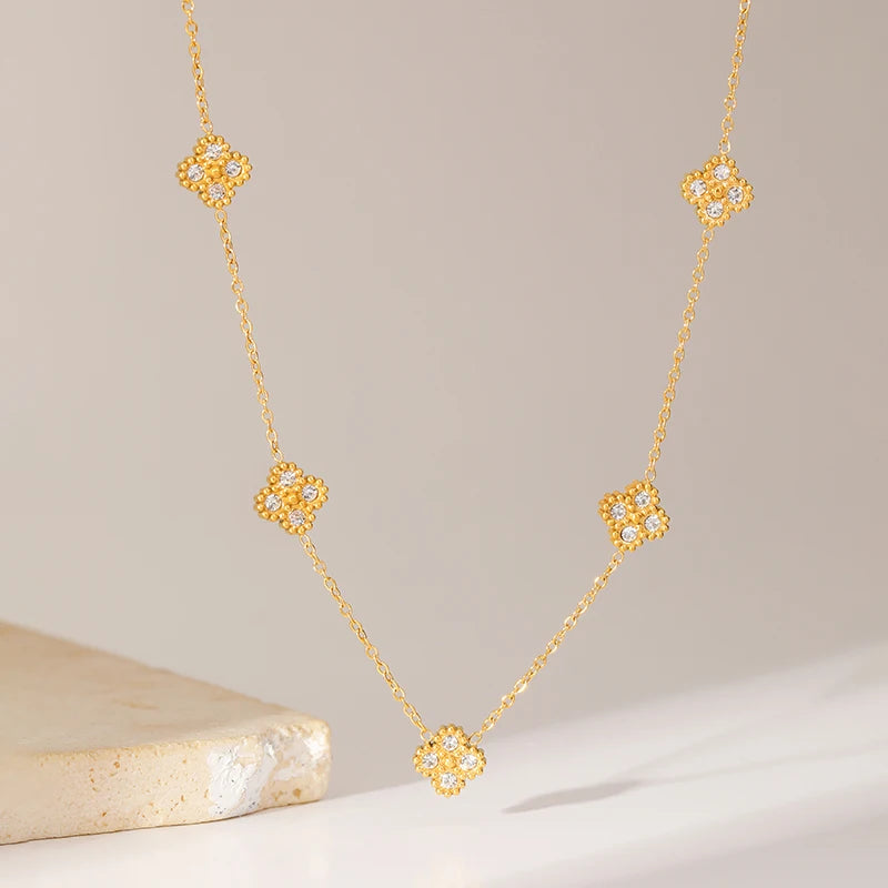 Choker mit Anhängern in Form eines vierblättrigen Kleeblatts