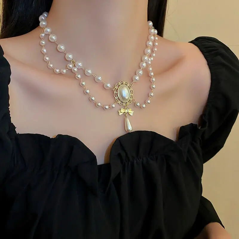 Halskette im Choker-Stil mit Perlenanhängern im Barockstil