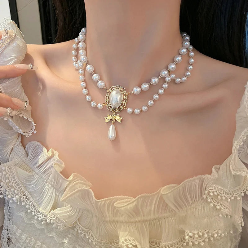 Halskette im Choker-Stil mit Perlenanhängern im Barockstil