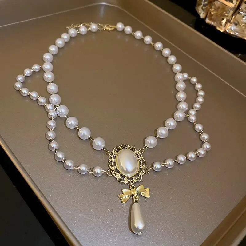 Halskette im Choker-Stil mit Perlenanhängern im Barockstil