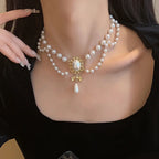 Halskette im Choker-Stil mit Perlenanhängern im Barockstil