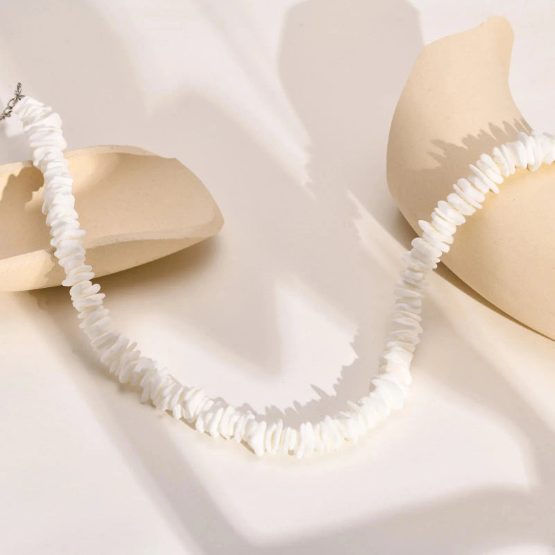 Halskette mit Muscheln im Choker-Stil