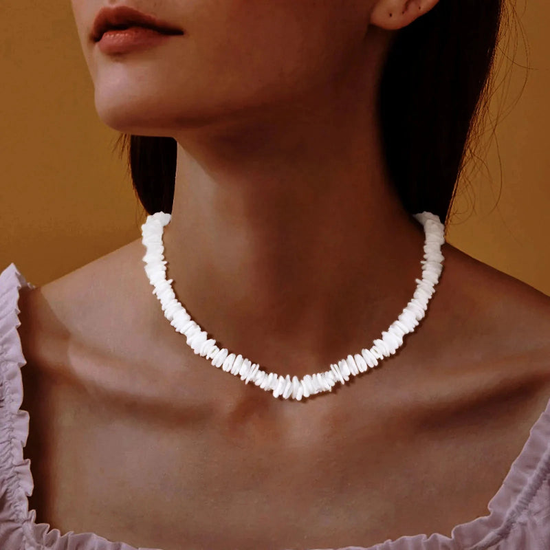 Halskette mit Muscheln im Choker-Stil