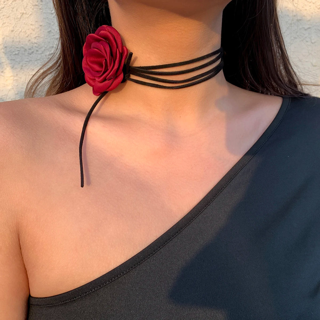 Elegante Halskette mit Anhänger Große rote Rosenblüte 1