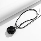 Elegante Halskette mit Anhänger Große schwarze Rosenblüte 1